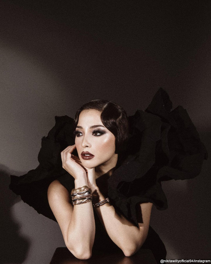 Super <i>stunning</i> dengan <i>make up bold</i>