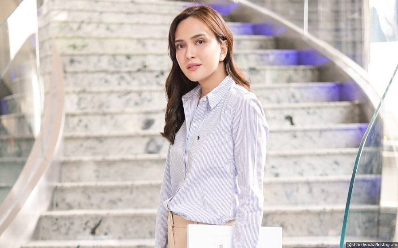 Shandy Aulia Cantik dengan Rambut Baru Berponi Usai Isu Cerai, Sikap Pada Pegawai Super Berkelas