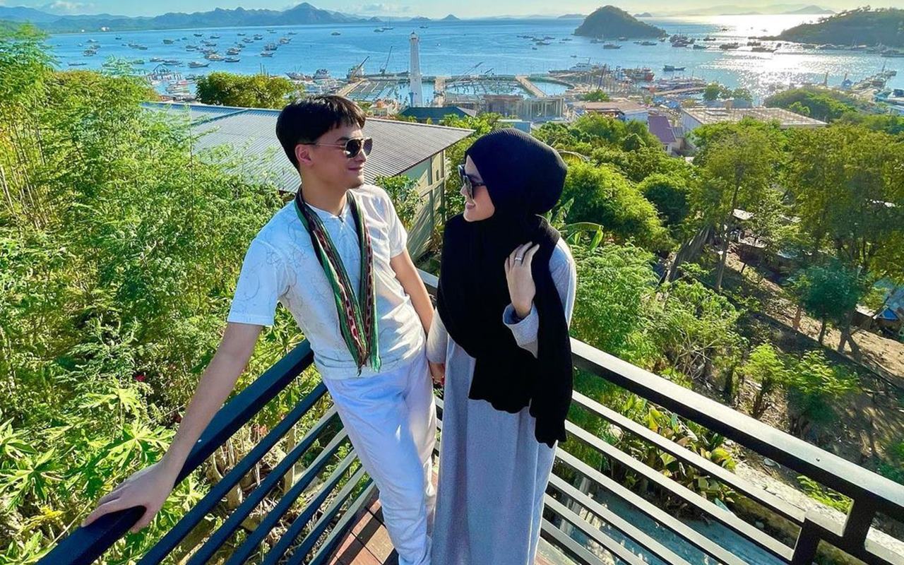 Sederet Foto Alvin Faiz dan Henny Rahman Ala Bulan Madu Romantis Di Labuan Bajo