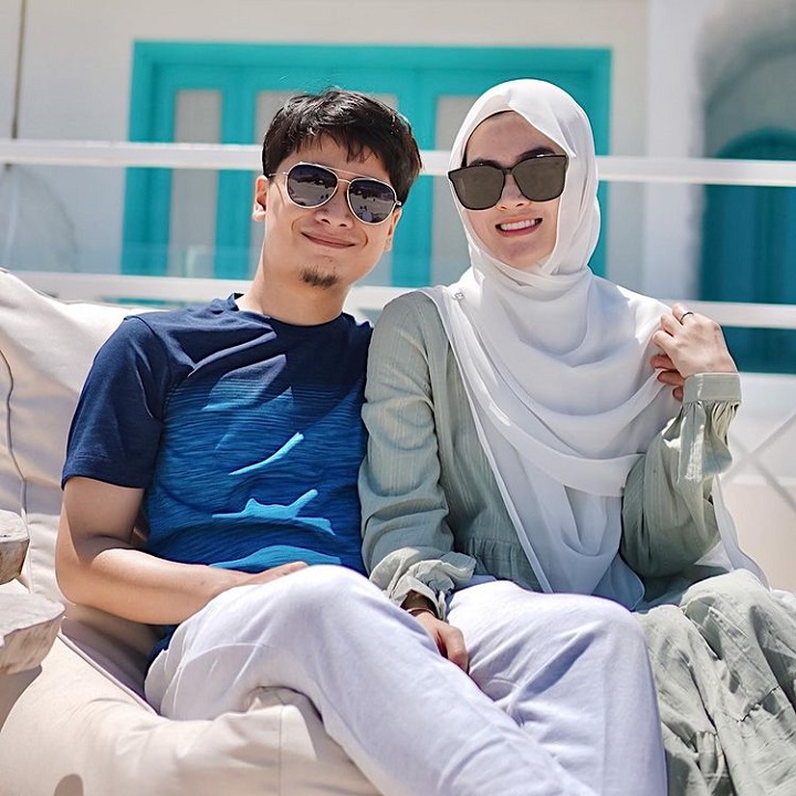 Senyum bahagia seolah dunia milik berdua