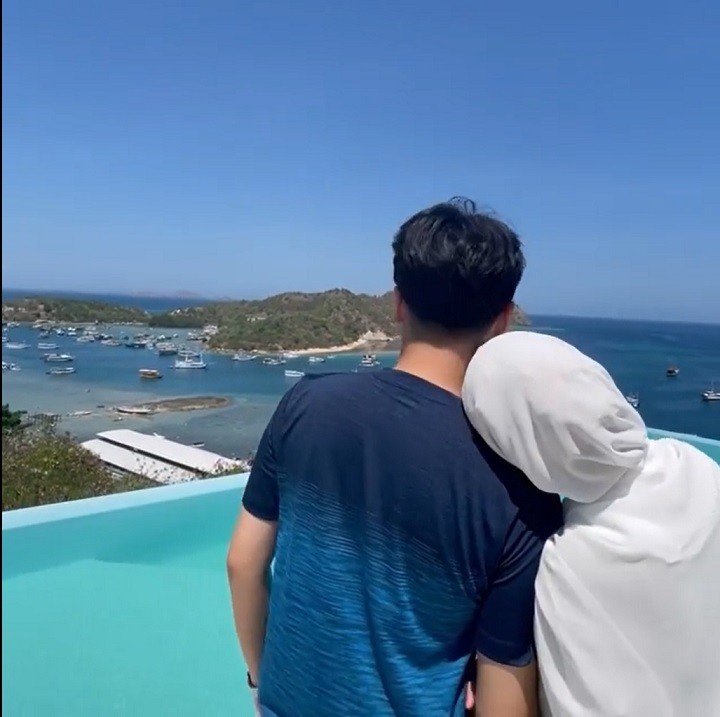momen <i>cuddling</i> saling sandar 