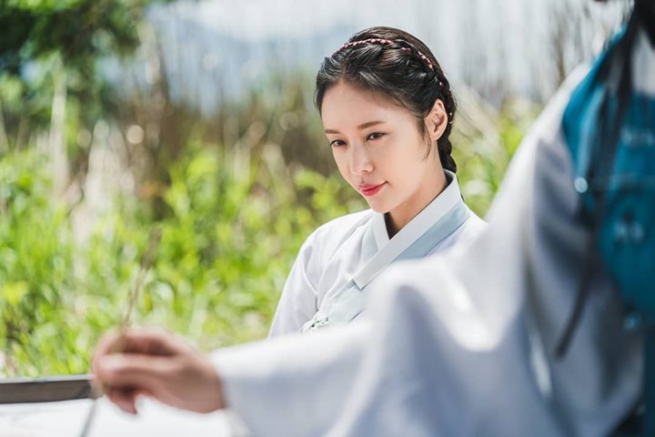 Menawan saat kenakan hanbok