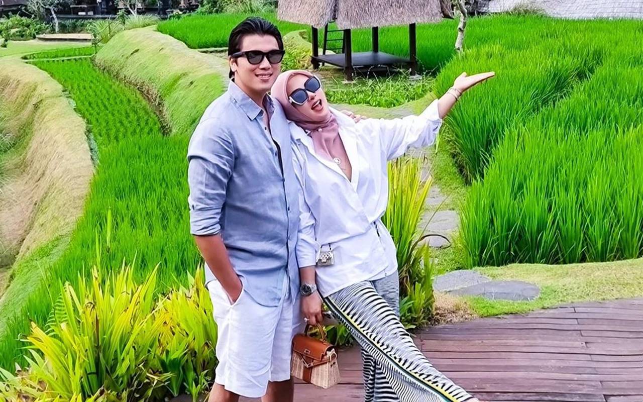 Bikin Heran, Syahrini Pakai Kacamata Hitam Ketika Temani Reino Barack 'Cari Keringat'