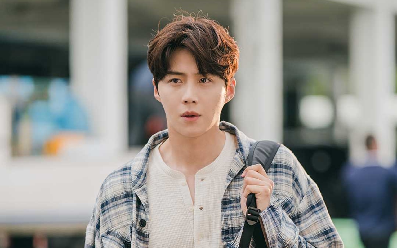 Foto Kim Seon Ho Syuting Adegan Pemukulan 'Hometown Cha-Cha-Cha' Kejutkan Penonton