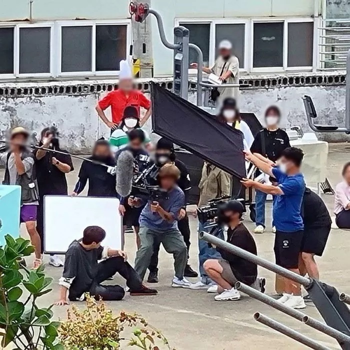 Foto Kim Seon Ho Syuting Adegan Pemukulan \'Hometown Cha-Cha-Cha\' Kejutkan Penonton