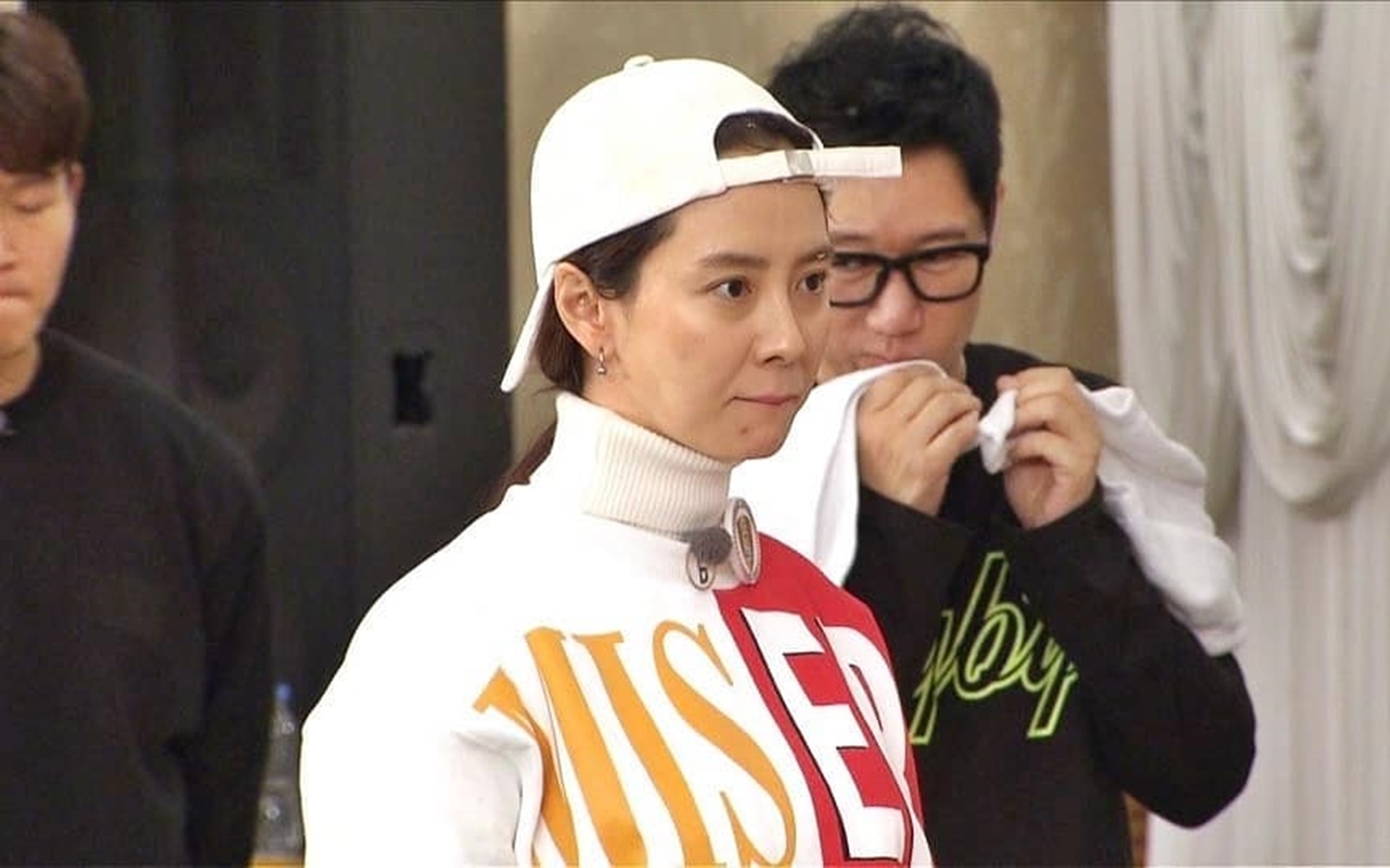Wajah Pucat, Song Ji Hyo Tahan Perut Sakit di 'Running Man' Picu Kekhawatiran