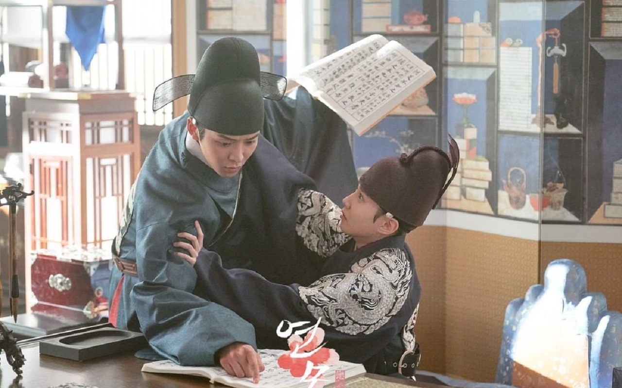Adegan Rowoon Intip Park Eun Bin di 'The King's Affection' Ingatkan Fans Pada Suatu Dongeng, Apa?