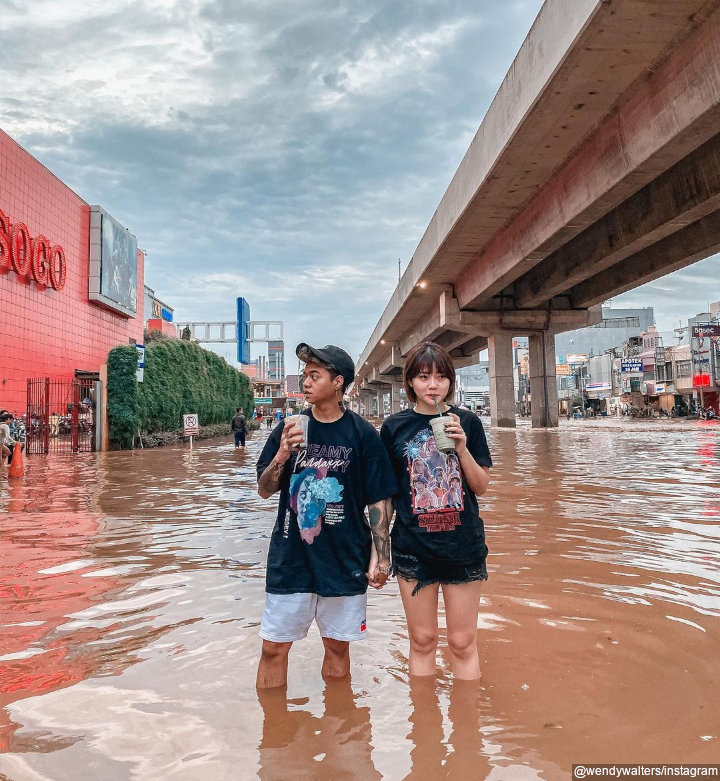 Momen epik foto di tengah genangan banjir