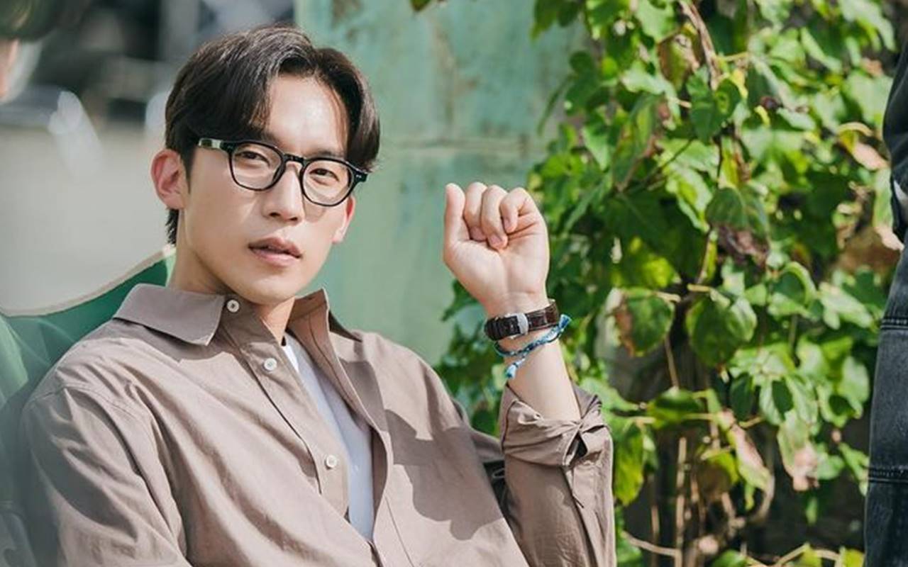 Perilaku Lee Sang Yi Bantu Staf Berberes Saat Syuting 'Hometown Cha-Cha-Cha' Ramai Dibahas