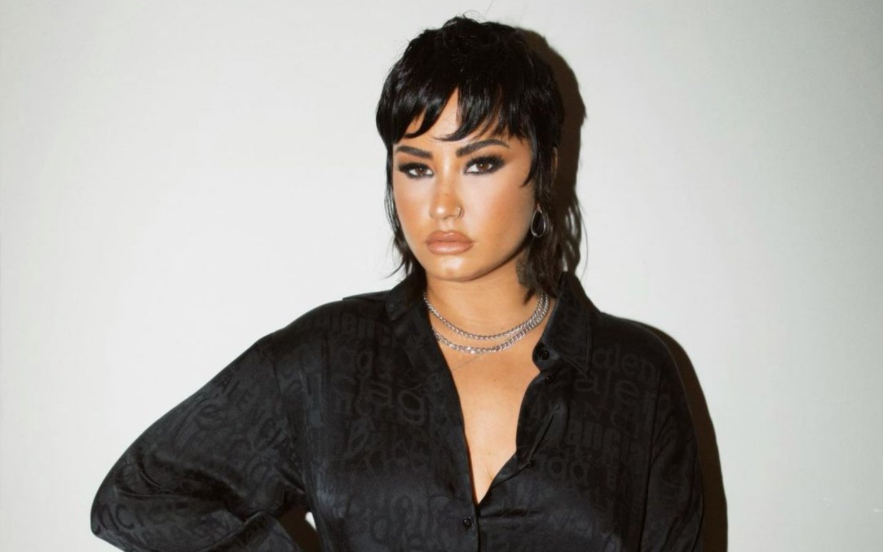 Fans Cibir Style Demi Lovato Saat Jalan Bareng Paris Hilton Beda Jauh, Disebut Gendut dan Berantakan