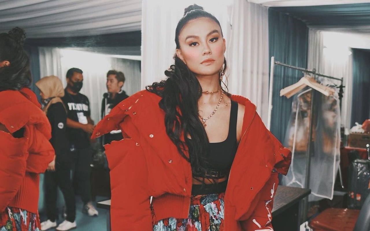 Agnes Monica Tiru Pacar Hempas 'Fans Toxic', Aksi Basah-Basahan Demi Iklan Bak Diva Kelas Dunia