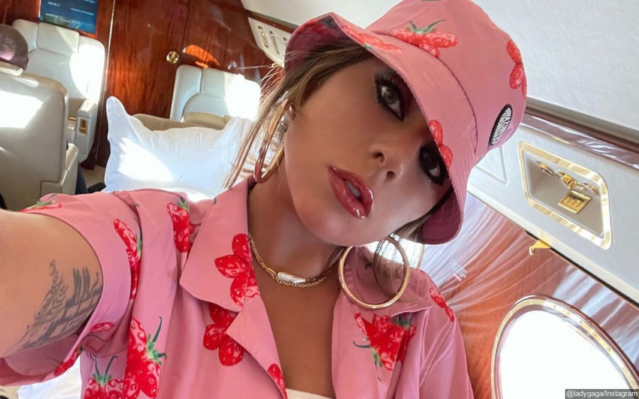 Lady Gaga Terbang Pakai Jet Pribadi ke Las Vegas Pamer Boa Terbuat dari Uang Kertas, Netizen Merana
