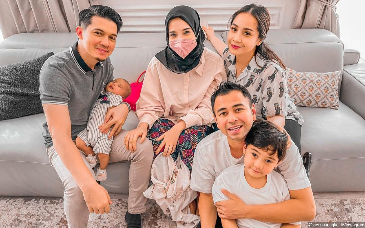 Nagita Slavina Boyong Jajanan Seabrek ke Rumah Zaskia Sungkar, Sandal Kembar Malah Bikin Salfok