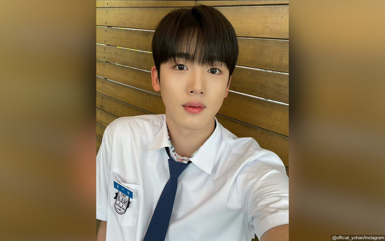 Kim Yohan WEi Jadi Anak Sekolahan Pekerja Keras di Foto Adegan 'School 2021'