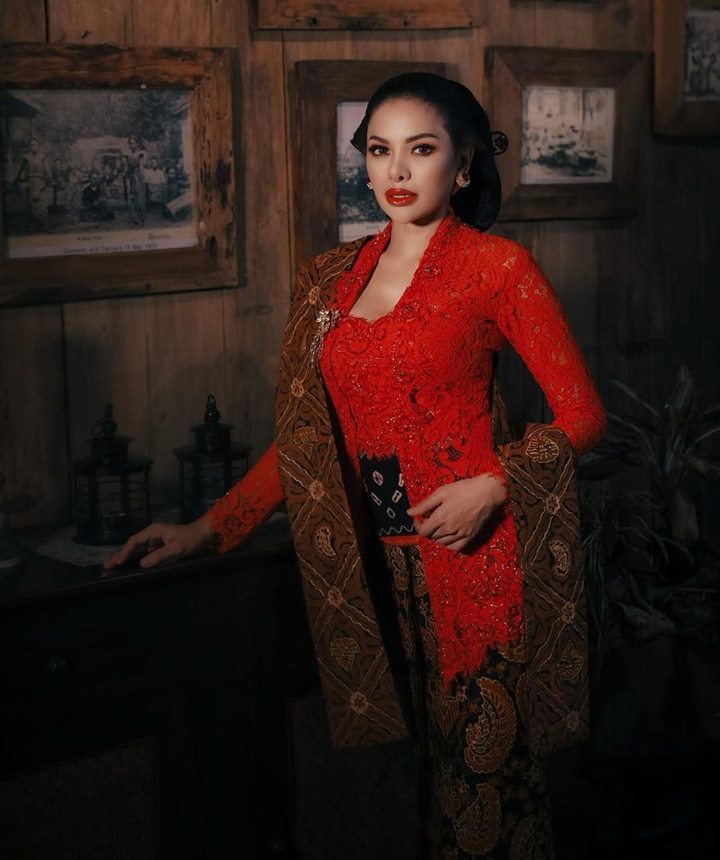Elegan dengan Kebaya 