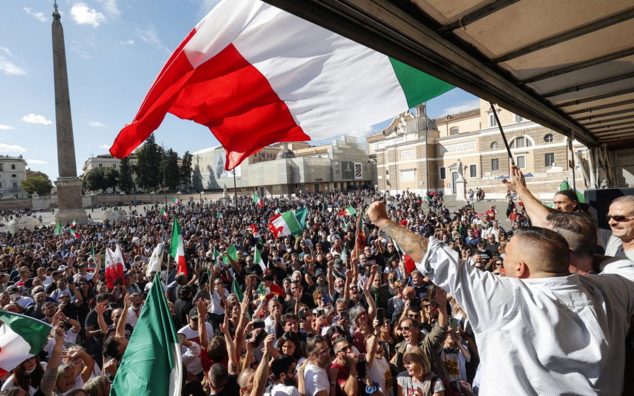 Italia Terapkan Kebijakan Baru COVID-19, Para Pekerja Gelar Aksi Demo