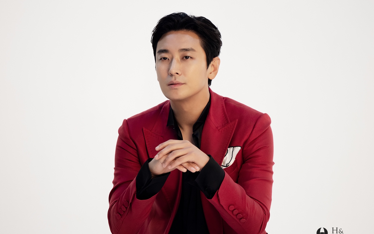 Pemain dan Kru Film Baru Joo Ji Hoon Diserang Lebah, Netizen Sebut Diskriminasi