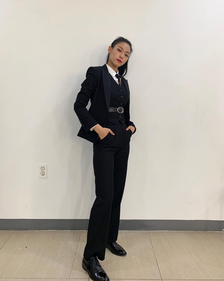 <i>Stunning</i> dalam Balutan Suit