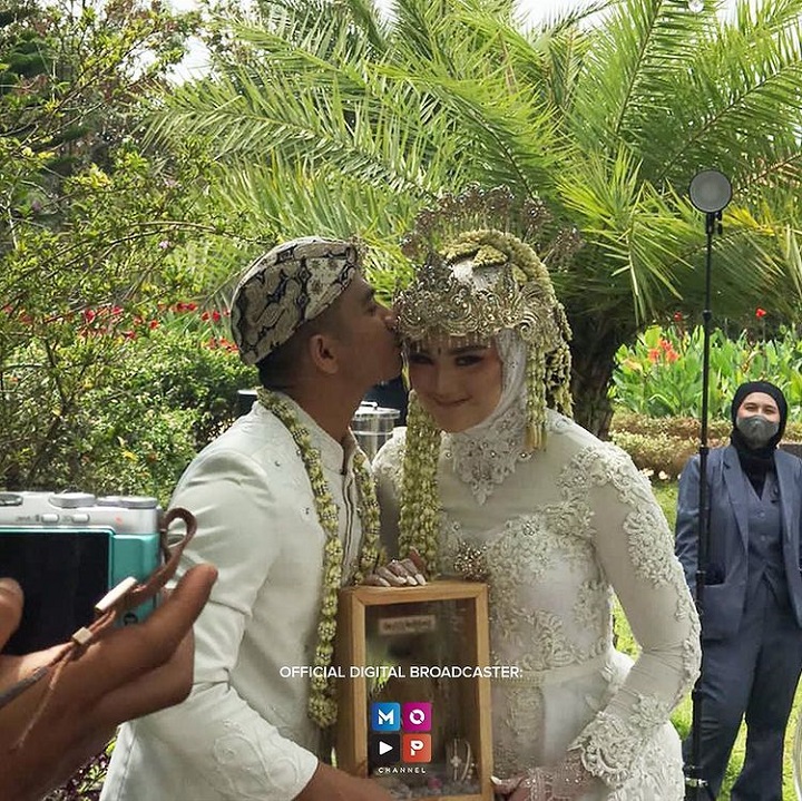 Momen Ridho kecup mesra Syifa usai resmi jadi pasangan halal