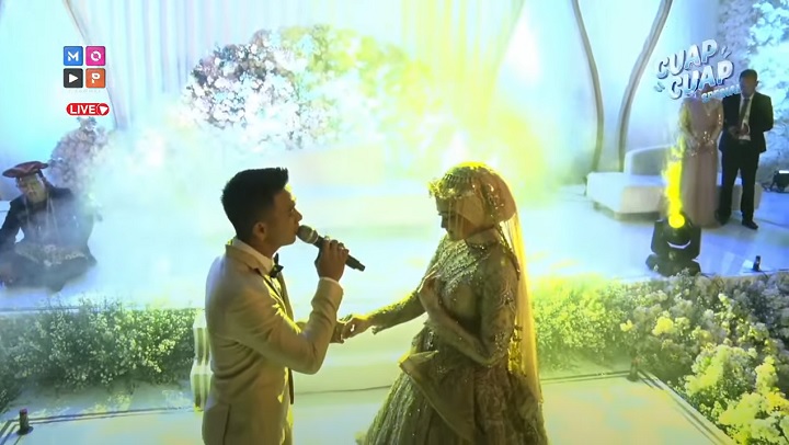 Potret Syahdu Ridho menyanyikan lagu untuk Syifa