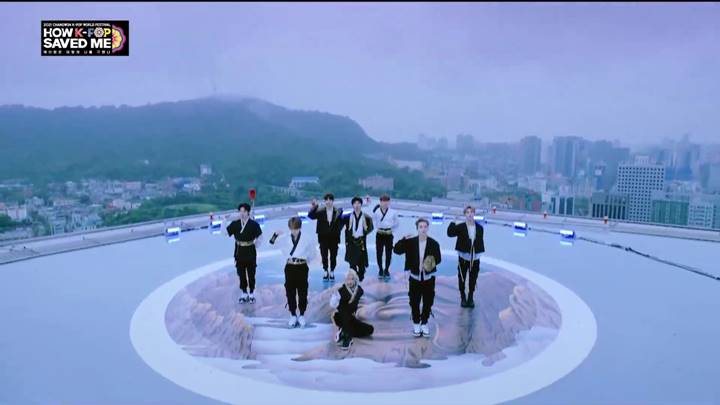 Punya Fobia Ketinggian, Lee Know Stray Kids Buat Penggemar Ketar-ketir Tampil Di Atas Gedung