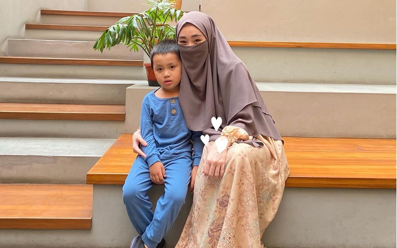 Yusuf Putra Larissa Chou-Alvin Faiz Sholat Khusyuk, Video Minta Papi Baru Bikin Nyesek