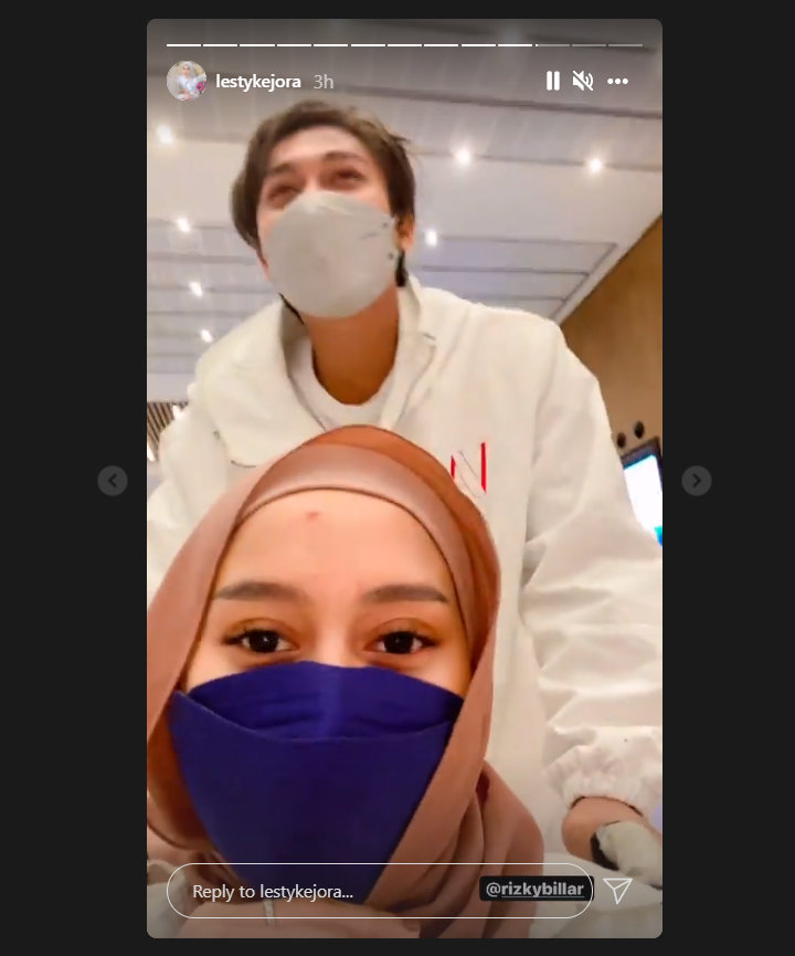 Rizky Billar Naik Kursi Roda Didorong Lesty Kejora yang Tengah Hamil Besar Justru Picu Gelak Tawa