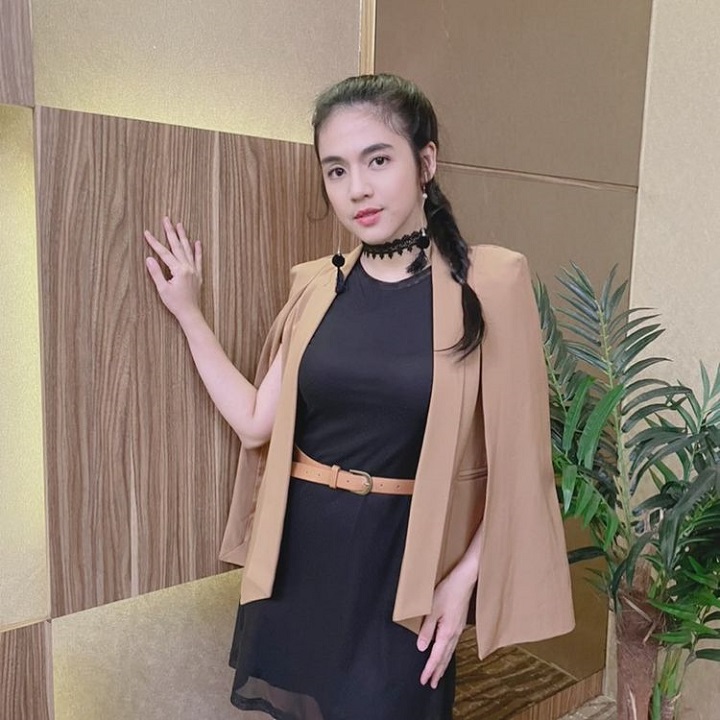 <i>Stunning</i> dengan <i>outfit</i> hitam