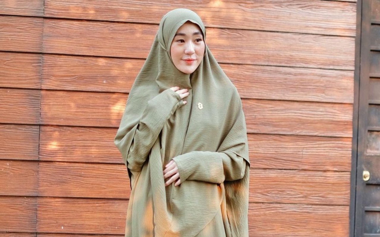 Larissa Chou Dituding Belum Move On Gegara Posting Foto Bareng Mendiang Ustaz Arifin Ilham