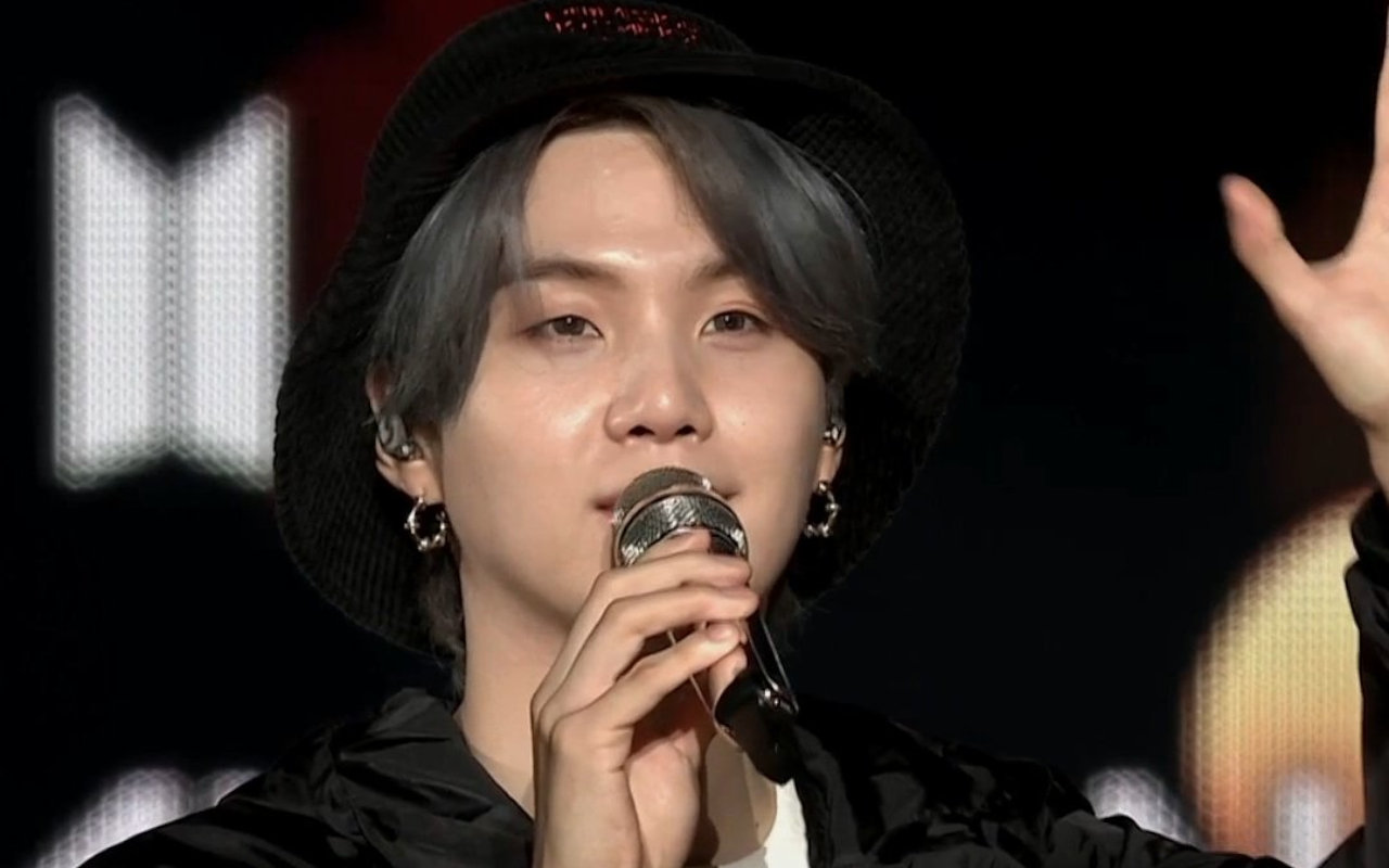 Gaya Keren Suga Pakai Rok di Konser Online BTS Dipuji Habis-Habisan