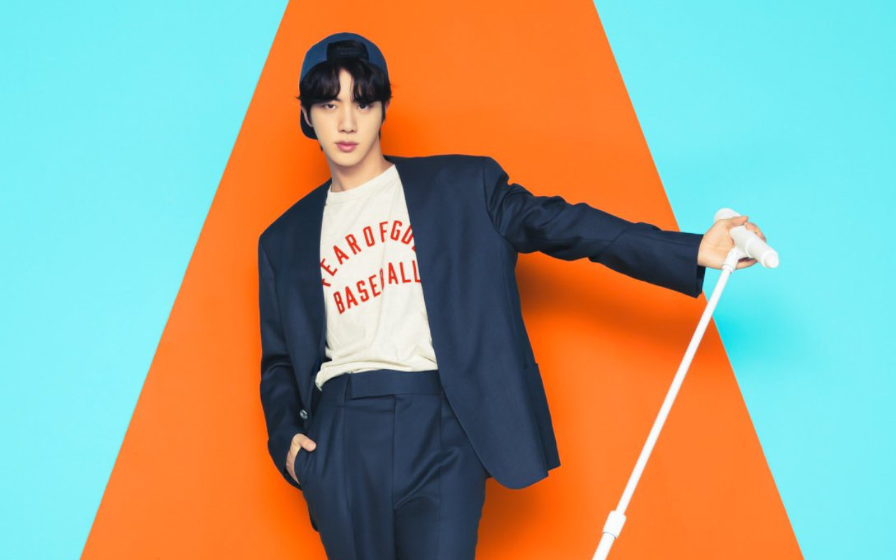 Jin BTS Pakai Pita Rambut Uwu di Konser 'PTD On Stage', Alasannya Gombal Abis