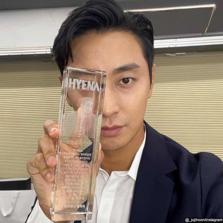 Pose Lucu dengan Piala