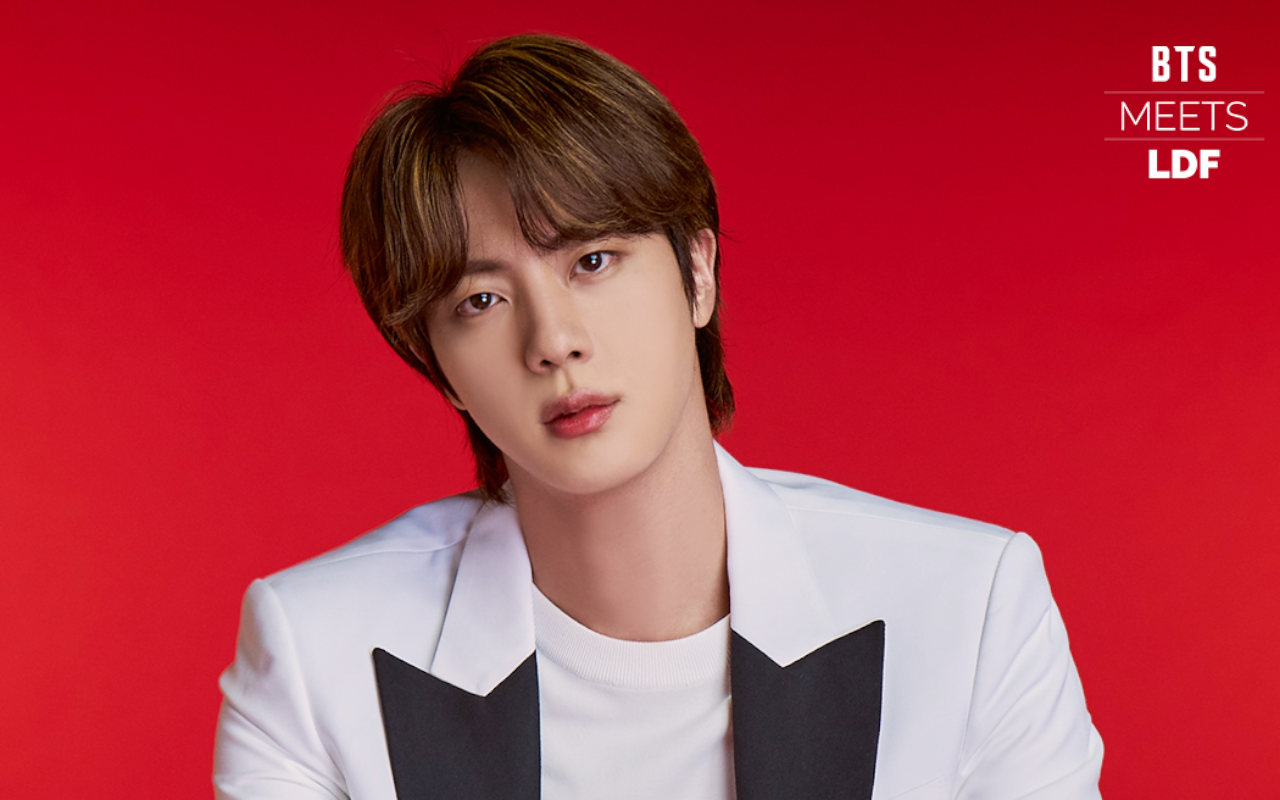 Cowok Alim, Jin BTS Buru-Buru Tutupi Bagian Tubuh yang Terekspos Saat Konser