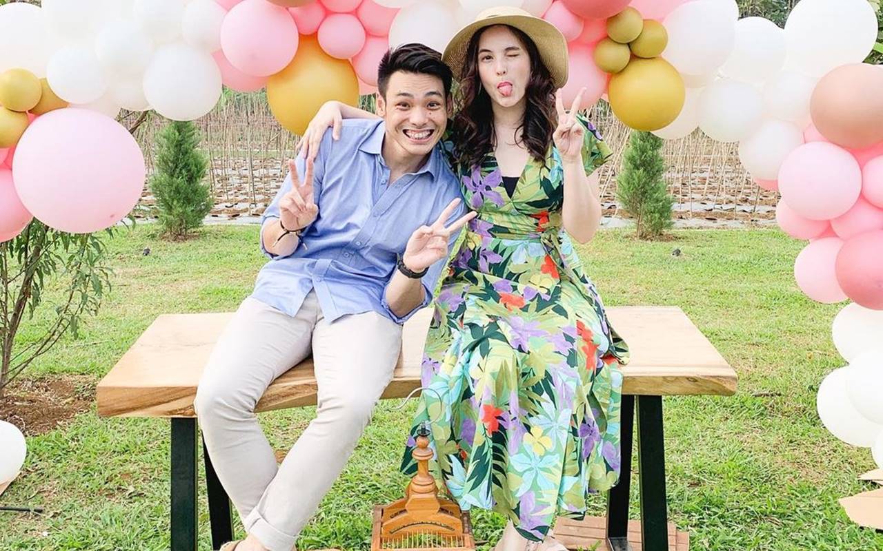 Romantis Banget, Chelsea Islan Pamer Cincin Dilamar Rob Clinton Kardinal di Bali
