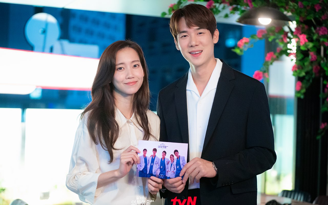 'Ibu Mertua' Soroti Ciuman Shin Hyun Bin dan Yoo Yeon Seok di 'Hospital Playlist 2'