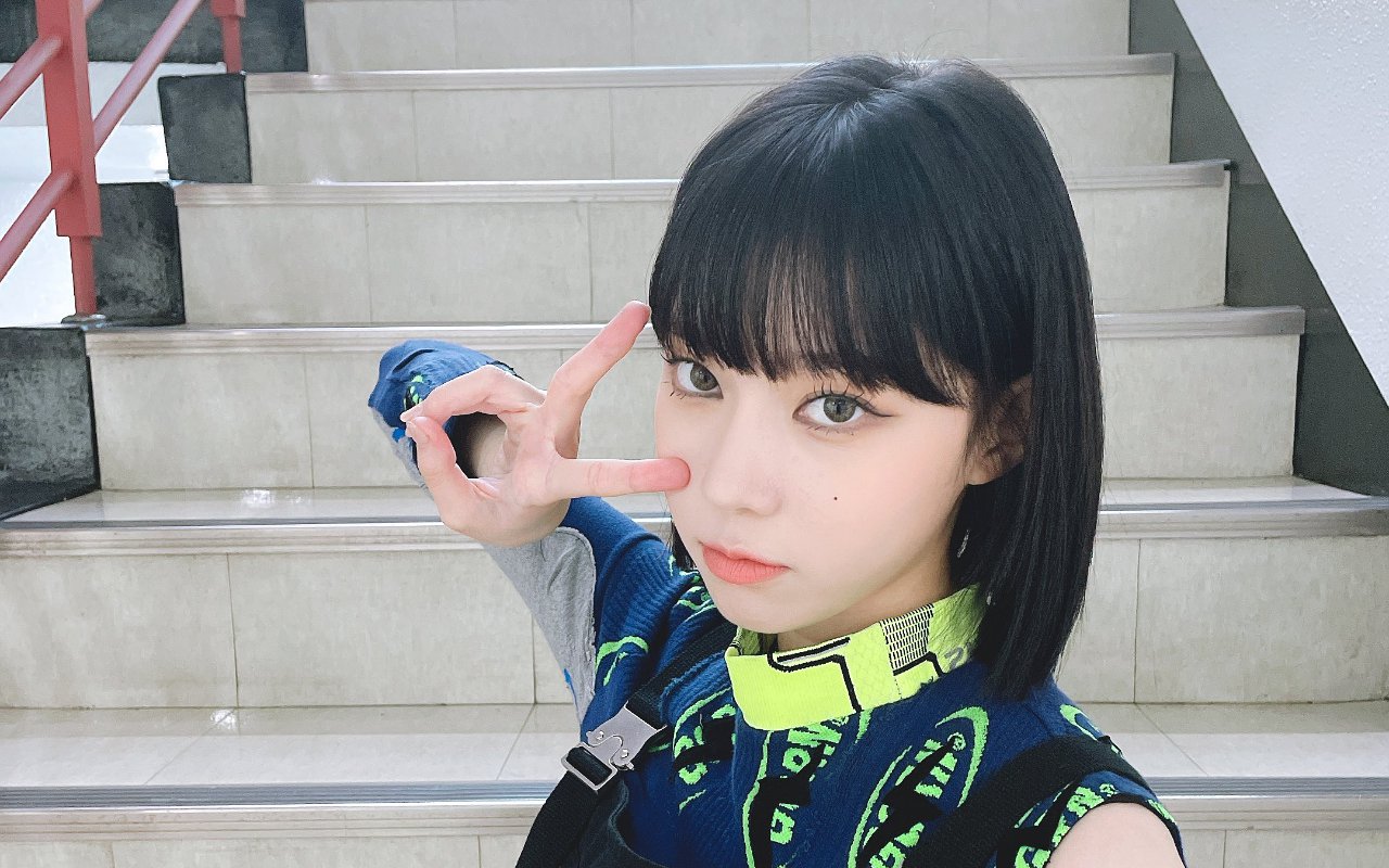 Winter menarik perhatian lebih karena gaya rambut yang berbeda. Alih-alih pendek seperti biasanya, idol cantik asal SM Entertainment itu didandani dengan gaya rambut baru.
