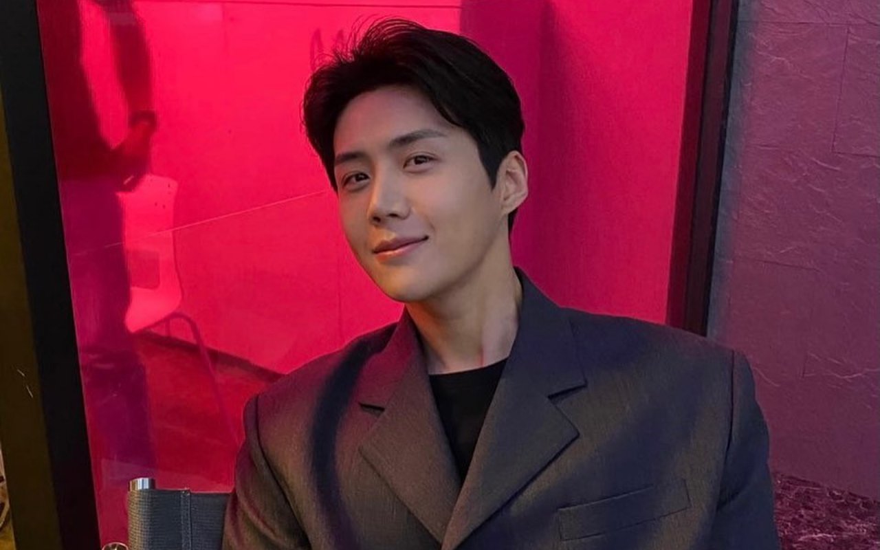 Setelah laporan Dispatch, opini publik seputar situasi Kim Seon Ho secara alami terbagi menjadi dua. Muncul perdebatan apakah imej 'pria baik' Kim Seon Ho bisa kembali atau tidak.
