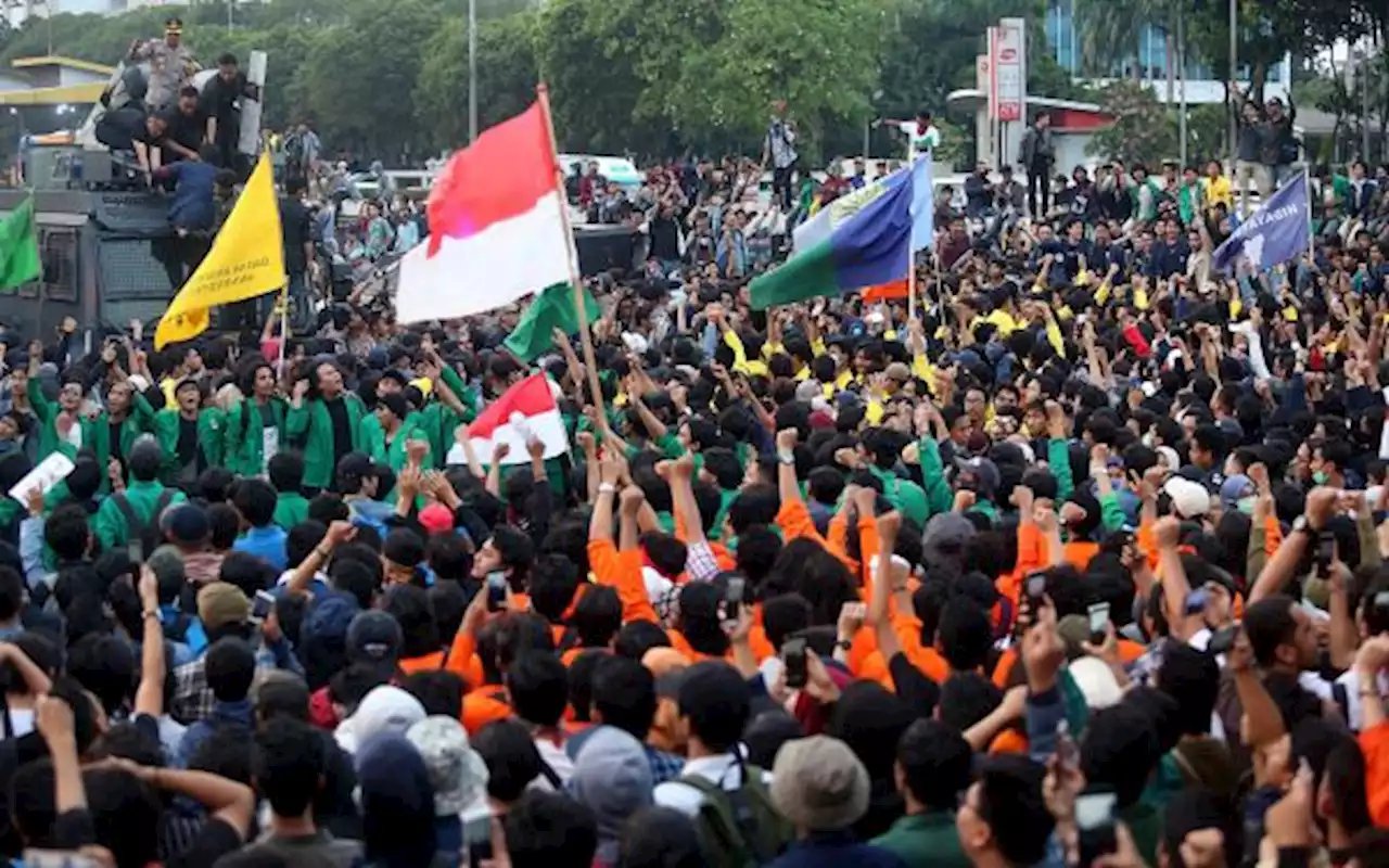 Ada Spanduk 'Jokowi Mundur' di Demo Buruh-Mahasiswa. Berikut 13 Tuntutannya