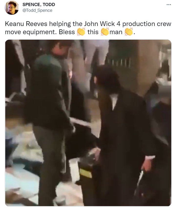Kelewat Baik Hati, Keanu Reeves Bantu Kru \'John Wick 4\' Bawa Alat Berat Syuting Banjir Pujian