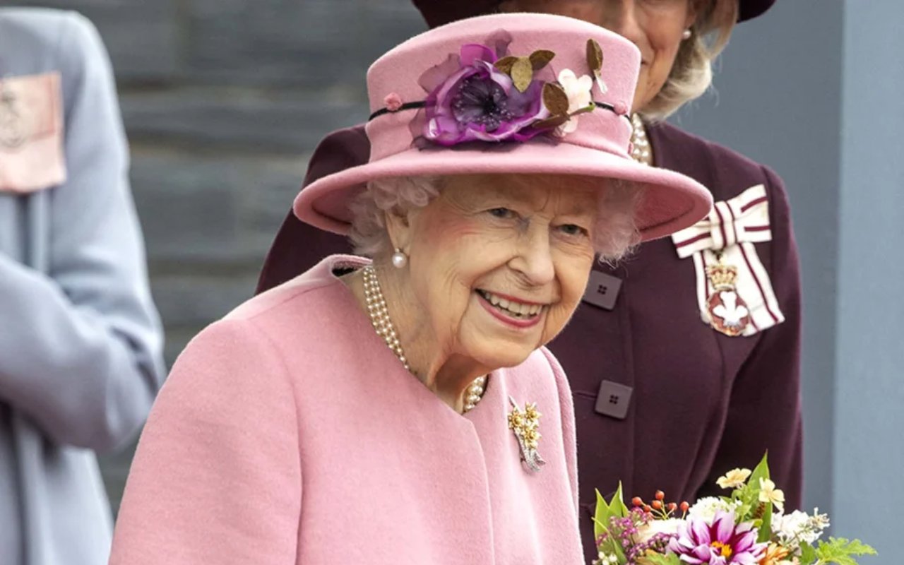 Ratu Elizabeth II Disarankan Dokter Istirahat 2 Pekan, Tampak Berkemudi Sendiri Di Perkebunan Kastil