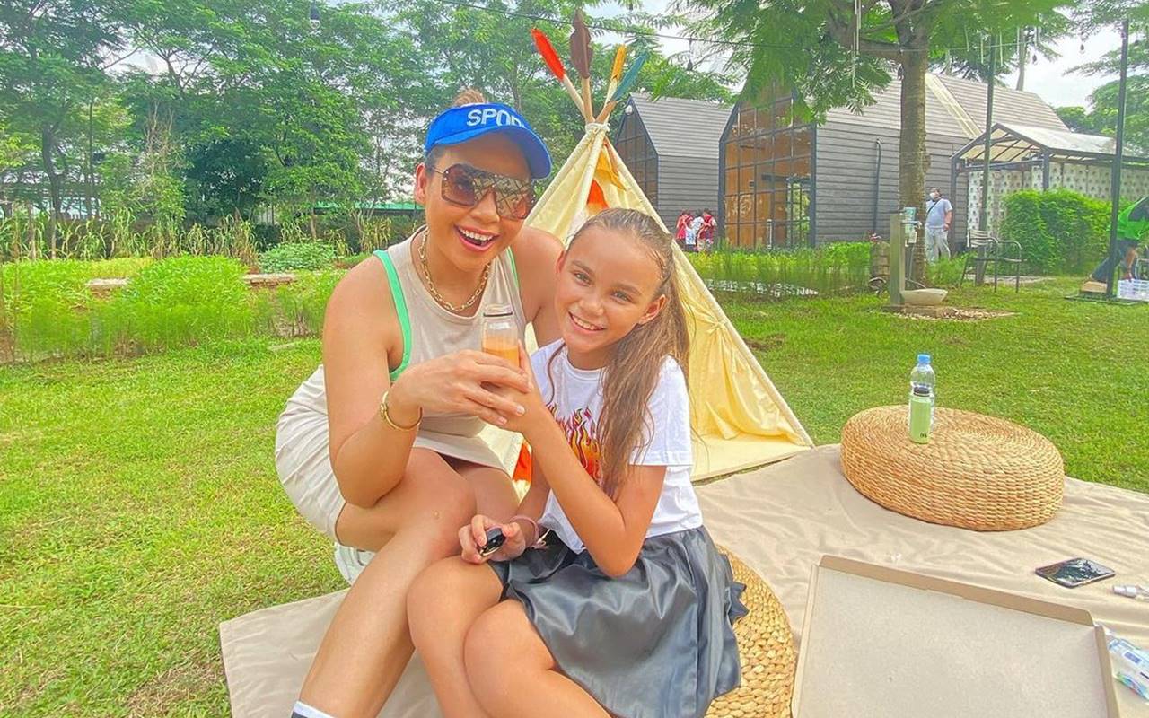 Lewat Konten Bahasa Batak, Melaney Ricardo Persiapkan Chloe Si Putri Cantik Terjun di Dunia Artis?