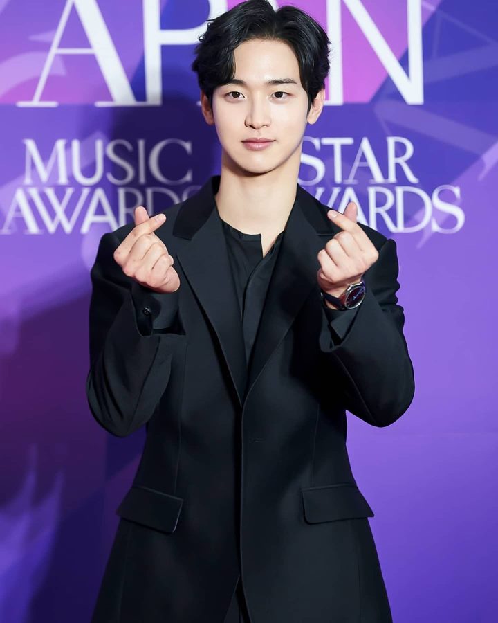 Maskulin Dalam Suit Hitam