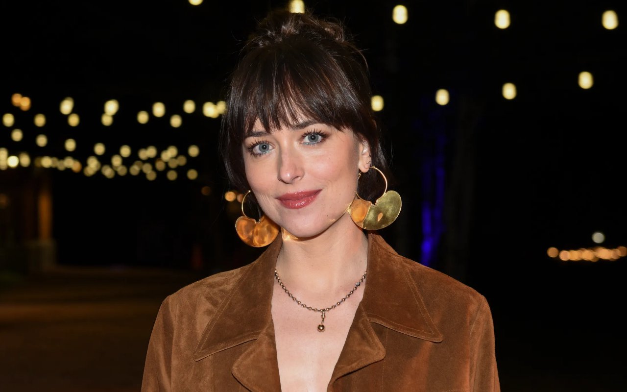 Dakota Johnson Beri Jawaban Cerdas Usai Disinggung Kerap Main Bareng Aktor Yang Terlibat Skandal