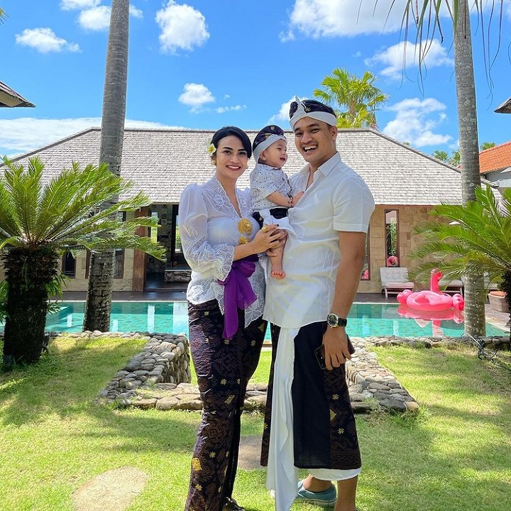 Keluarga bersahaja, kenakan pakaian adat bali