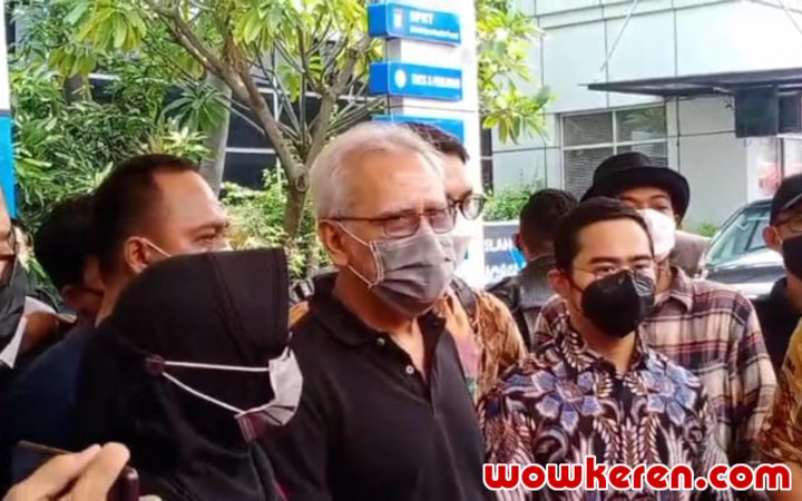Iwan Fals Dampingi Istri di Polda