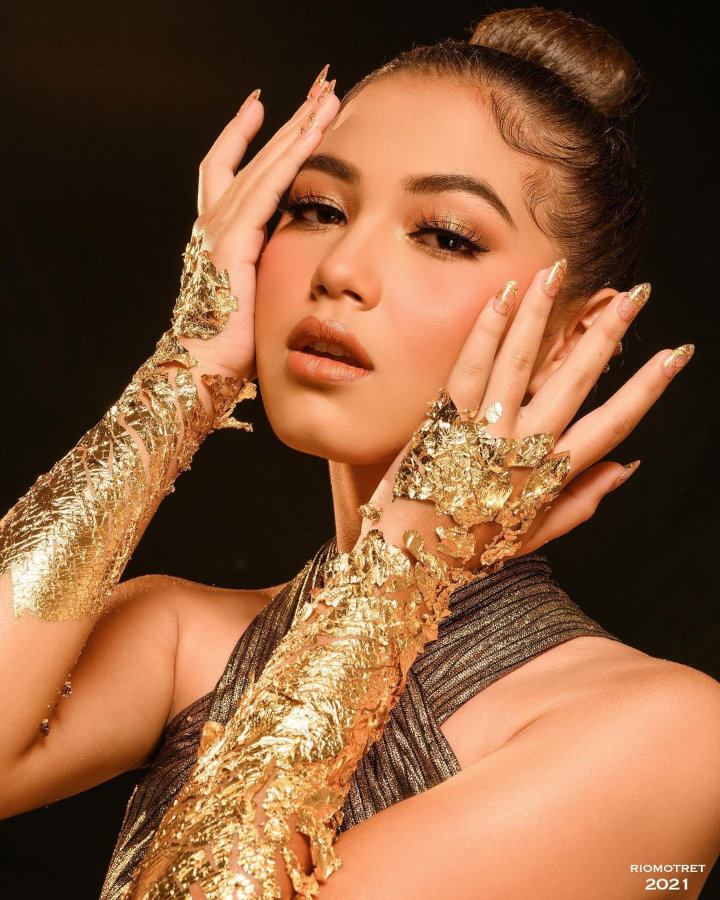 <i>Stunning</i> dengan <i>make up bold</i>