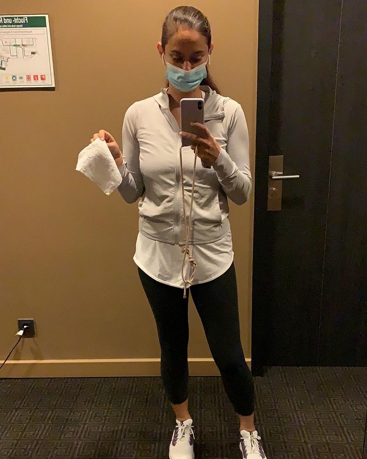 Outfit yang ia kenakan saat di hotel gym