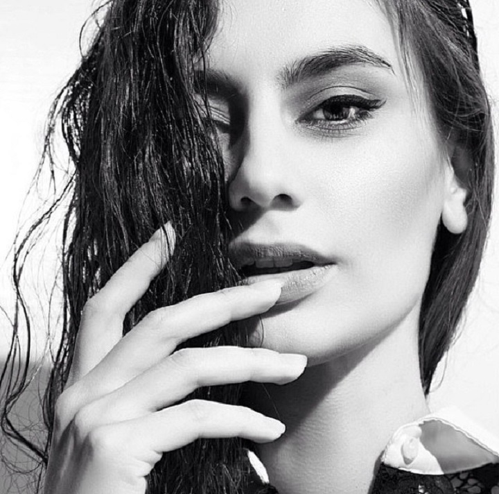 Potret <i>close up fierce stunning</i>