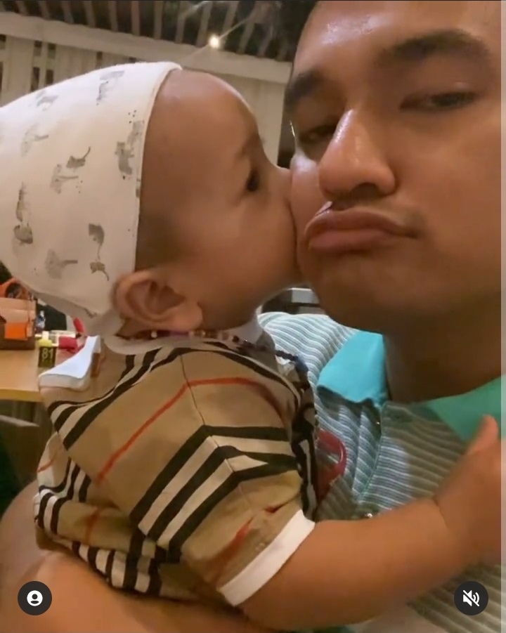 Gala lengket banget sama papa