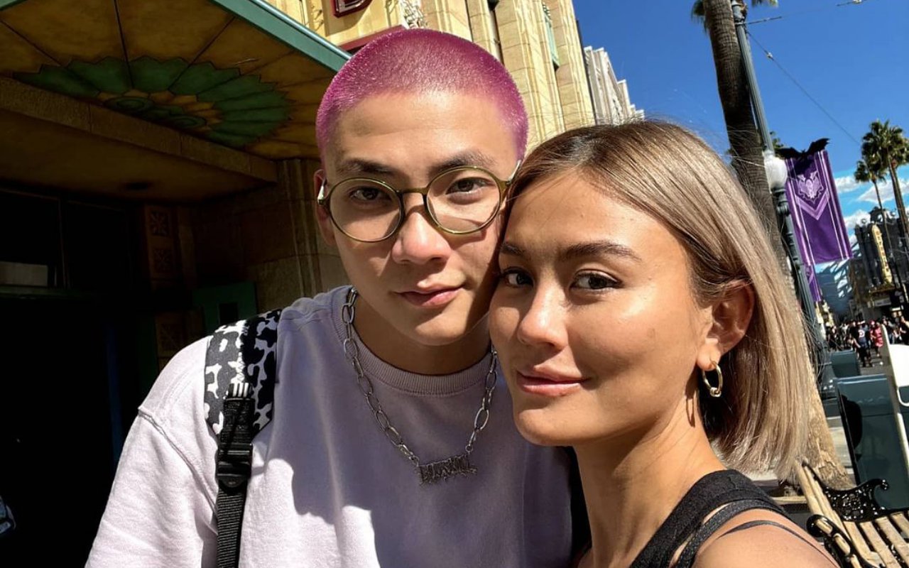 Liburan di Disneyland, Agnez Mo Mesra Cium Adam Rosyadi